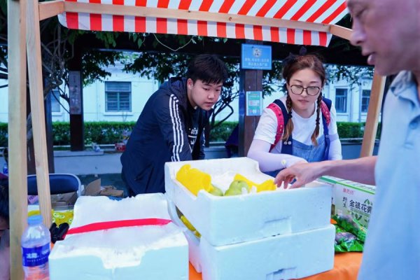 便民劳动、非遗手作、爱心义卖....这个夏天在沪东，夜市的典礼感拉满