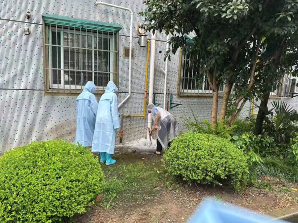 用脚蹚过积水隐患区 多个查察组“拉网式”排查 宝山五村社工风雨督察家园