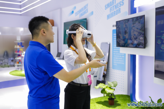 参不雅者指导MR眼镜体验元全国奇妙之旅